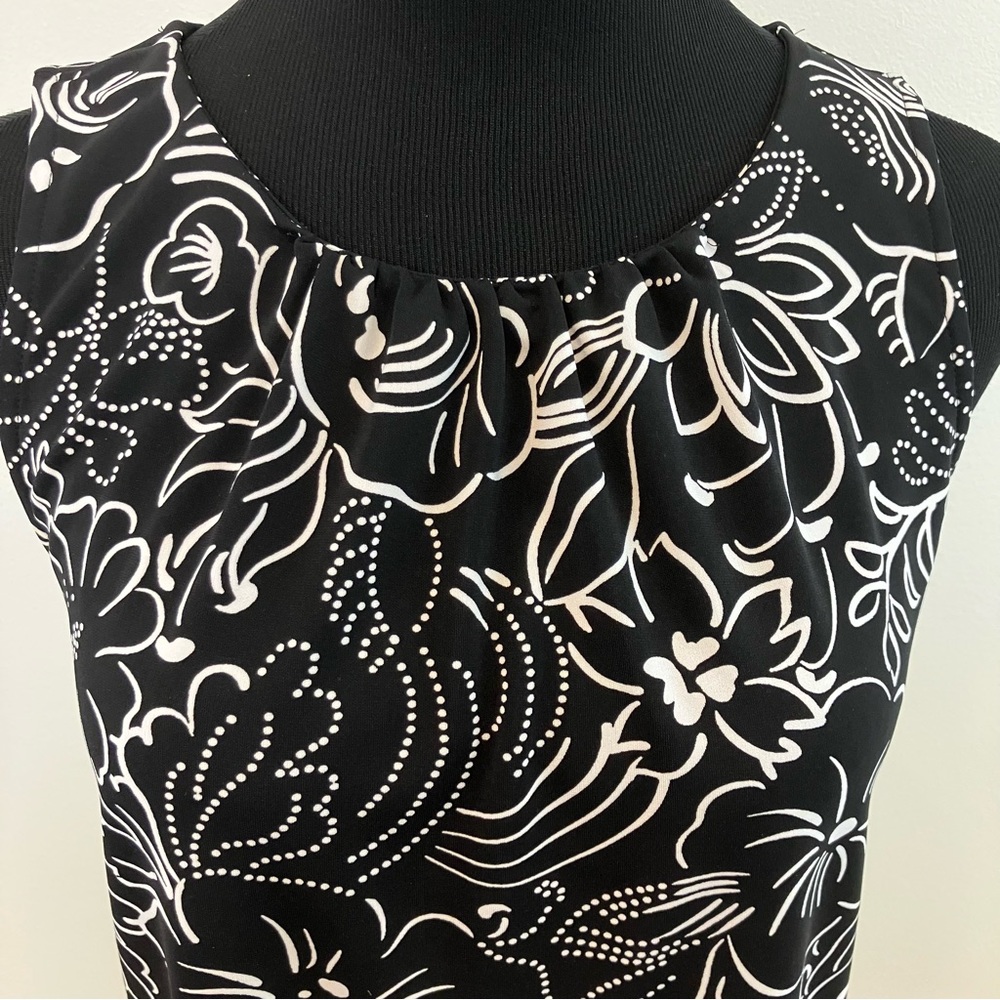 Black & White Floral Sleeveless Blouse - Picture 5 of 9